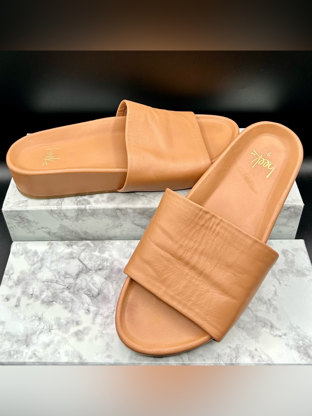 BEEK Pelican Slide Sandals in a Honey-Colored Leather. Size 9